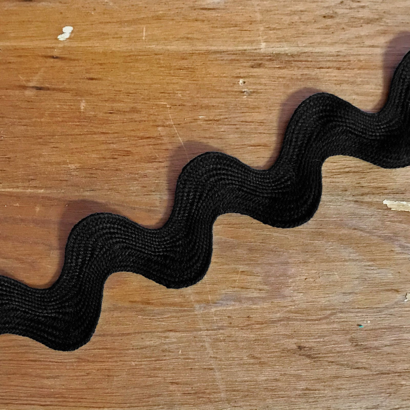 Jumbo Ric Rac Black - 1 yd Cut · The Whole Country Caboodle